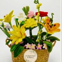 Composizione floreale artigianale in filo di ciniglia “Cesta piccolo giardino” (Misura Media)