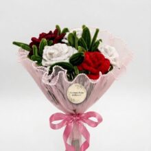 Elegante Bouquet di 5 Rose in Filo di Ciniglia – Misura Media (Rosso Scuro, Rosso Vivo e Bianco)