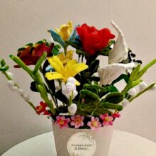 Composizione floreale artigianale in filo di ciniglia "Riflessi di Te" (Misura Generosa)