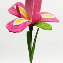 "Iris Rosa Incanto" – Fiore Eterno Fatto a Mano in Filo di Ciniglia